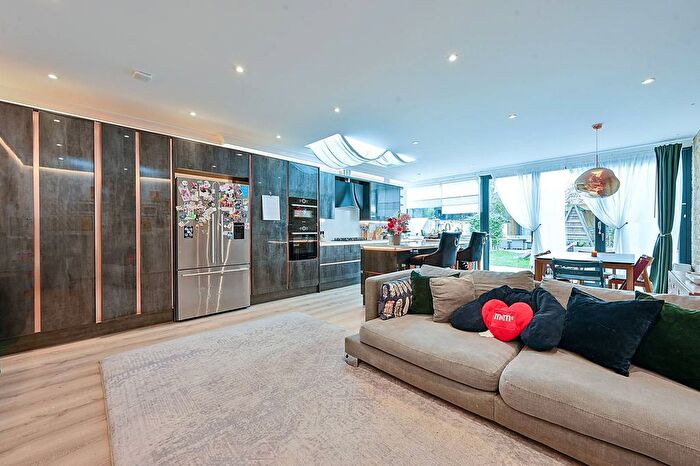 3 Bedroom Flat To Rent In Ellesmere Road, Chiswick, London, W4