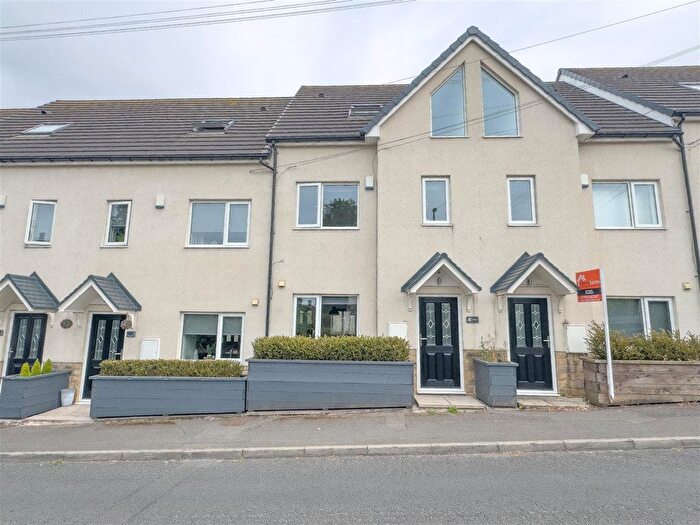 3 Bedroom Terraced House For Sale In Hillcrest Court, Dewsbury, WF12