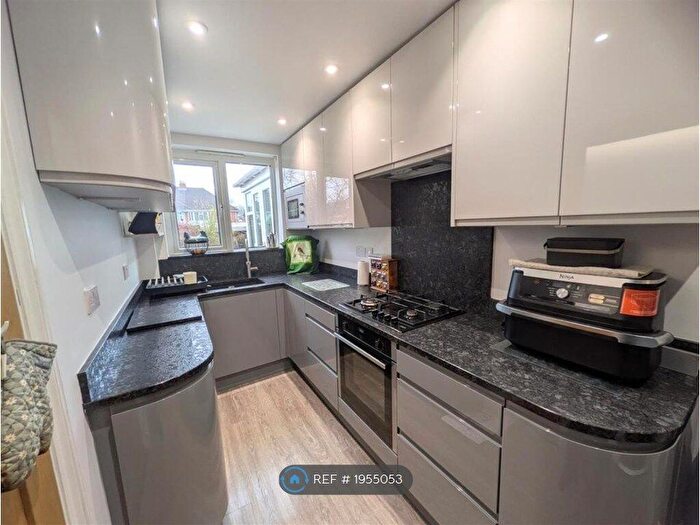 4 Bedroom Semi Detached House To Rent In Hollyhurst Grove, Birmingham, B26
