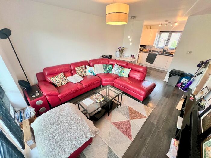 2 Bedroom Flat To Rent In Old Towcester Road, Northampton, NN4