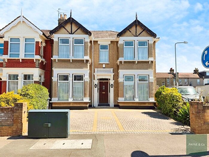 4 Bedroom End Terrace House For Sale In De Vere Gardens, Ilford, IG1