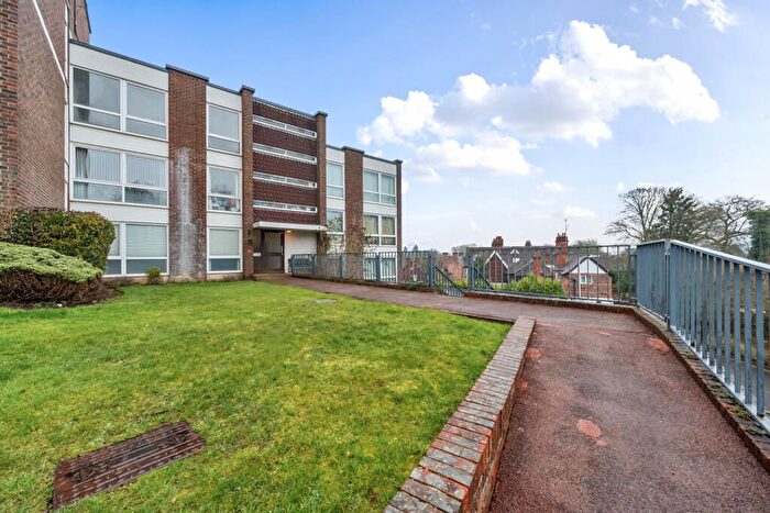 2 Bedroom Flat For Sale In Shooters Hill, Pangbourne, Reading, RG8