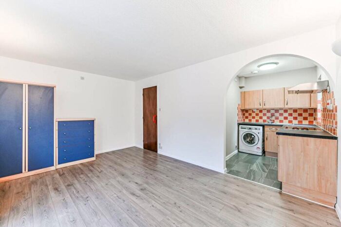 Studio To Rent In St Christophers Gardens, Thornton Heath, CR7