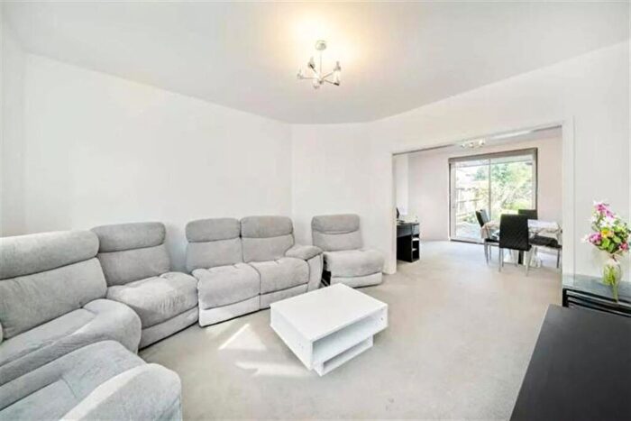 3 Bedroom Detached House For Sale In Shirehall Lane, Hendon, NW4