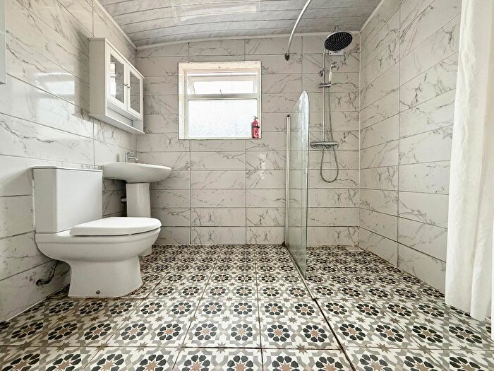 2 Bedroom End Of Terrace House To Rent In Butlin Road, Luton, LU1