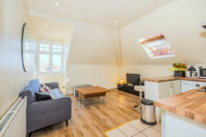 1 Bedroom Flat To Rent In Claremont Gardens, Surbiton, KT6