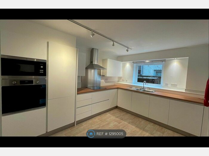 3 Bedroom Flat To Rent In Homerton Court, Cambridge CB2