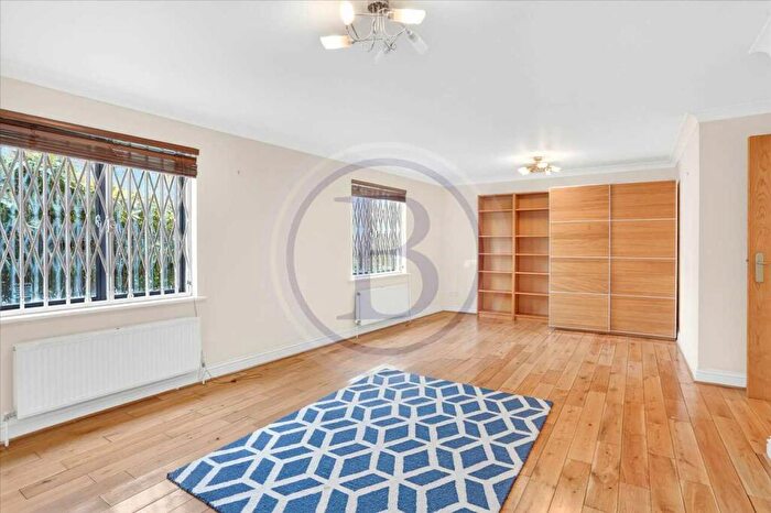 2 Bedroom Apartment For Sale In Manor Gardens, London, N7