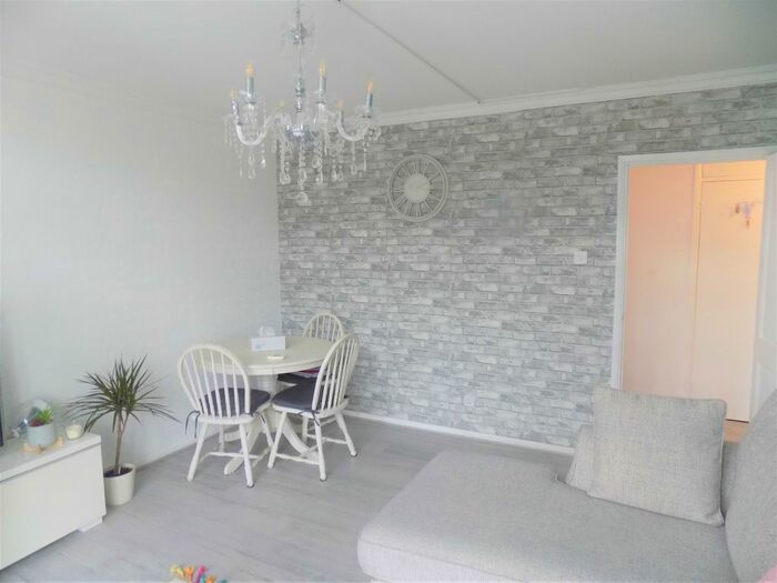 2 Bedroom Flat To Rent In The Larches, Luton, Bedfordshire, LU2