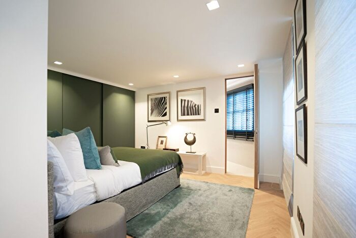 2 Bedroom Flat To Rent In Cadogan Square, London, SW1X