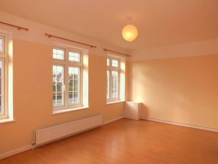 3 Bedroom Flat To Rent In Western Avenue, London, W3