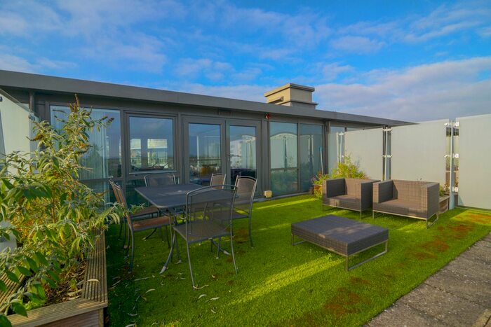 3 Bedroom Flat To Rent In Kew Bridge Road, Brentford, Middlesex, Uk, TW8