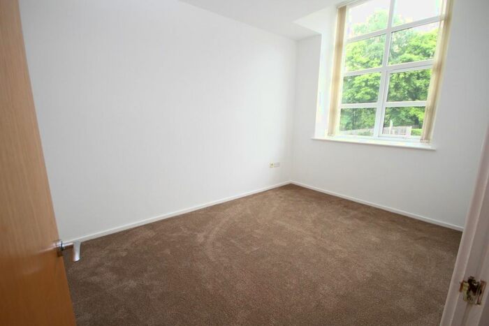 2 Bedroom Flat To Rent In Brackendale, Bradford, BD10