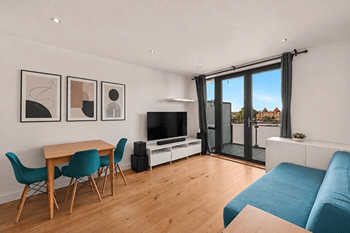 2 Bedroom Flat For Sale In Lovelace Street, Haggerston, E8