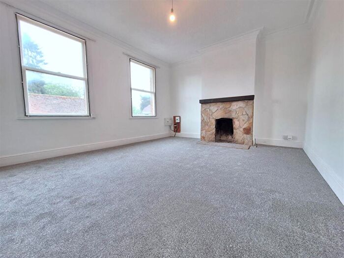 3 Bedroom Flat To Rent In Church Road, RG4