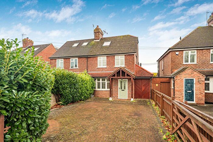 4 Bedroom Semi Detached House For Sale In Buckingham Road, Bicester, OX26