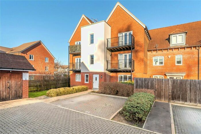 2 Bedroom Apartment To Rent In Outfield Crescent, Wokingham, Berkshire, RG40