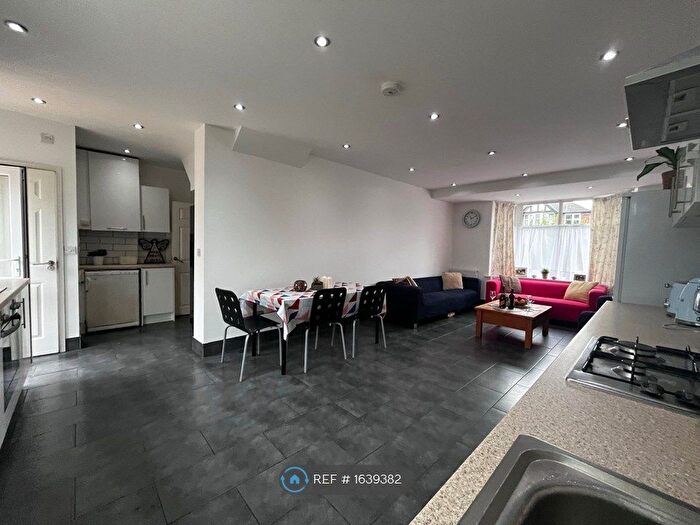 8 Bedroom Semi Detached House To Rent In Craighill Road, Leicester, LE2