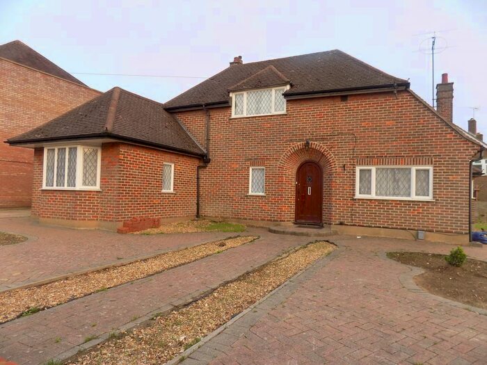 4 Bedroom Detached House To Rent In Kingsdown Avenue, Luton, Bedfordshire LU27Bu LU2