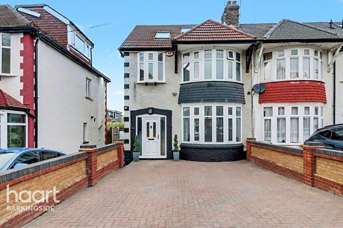 5 Bedroom End Of Terrace House For Sale In Herent Drive, Clayhall, IG5