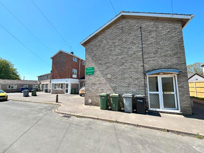 2 Bedroom Maisonette To Rent In Lingwood Gardens, NR13