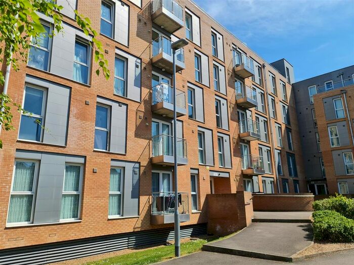 2 Bedroom Flat To Rent In Molineaux Court, Pontes Avenue, Hounslow., TW3
