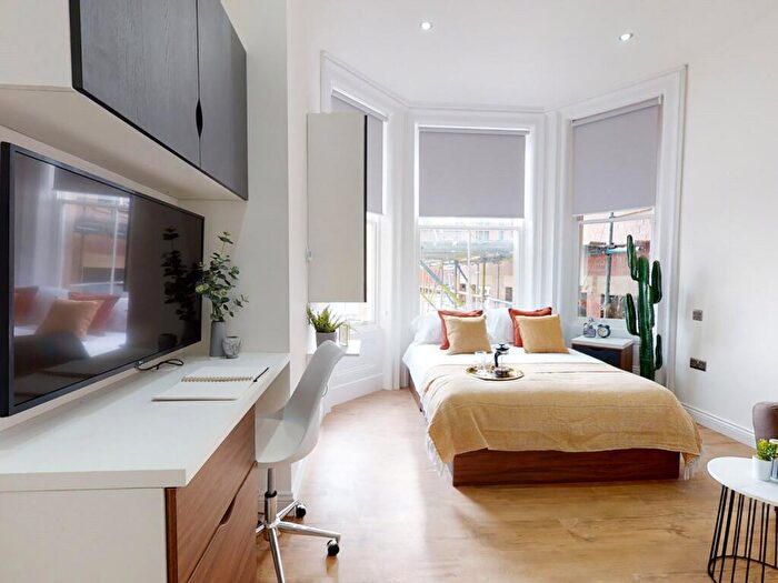 Apartment To Rent In Apt, Clarendon Road #, LS2