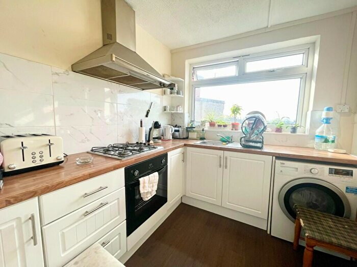 2 Bedroom Flat To Rent In Chingford Mount Road, London, E4