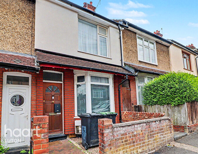 2 Bedroom Terraced House For Sale In Ferndale Road, Luton, LU1