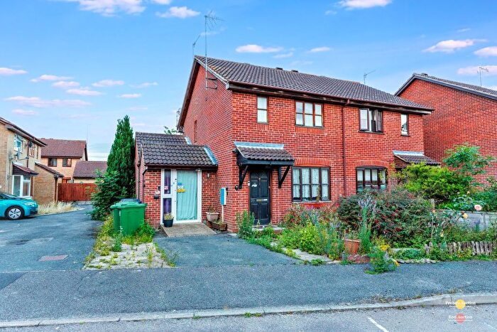 4 Bedroom Semi-detached House For Sale In Beaulieu Close, Banbury, Oxfordshire, OX16