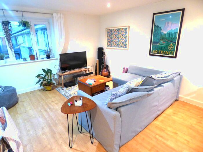 1 Bedroom Flat To Rent In Crowngate House, Hereford Road, London, E3