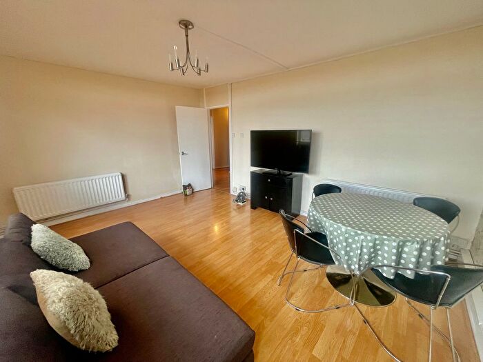 2 Bedroom Flat To Rent In Samuel Street, London, SE18