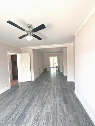 3 Bedroom Semi-Detached House To Rent In Halsway Road, Hayes, UB3