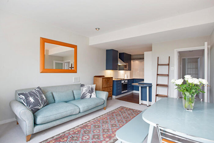 2 Bedroom Apartment To Rent In Redcliffe Square, Chelsea, SW10