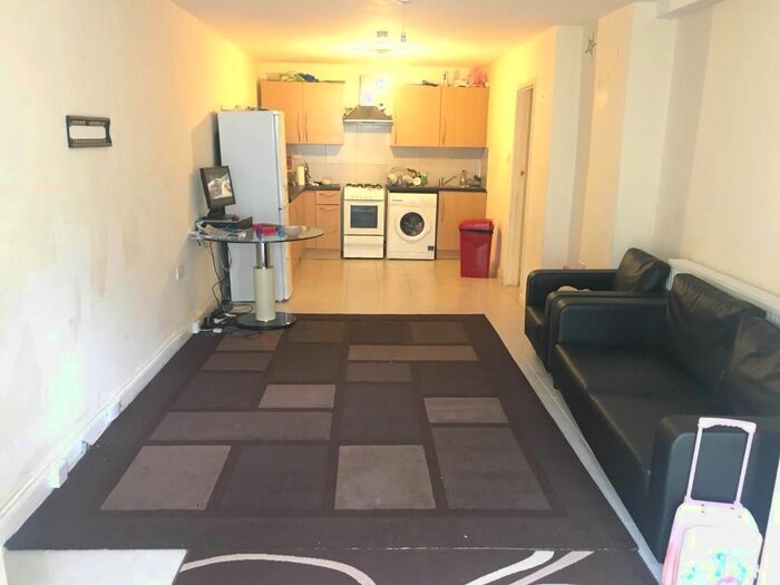 2 Bedroom Flat To Rent In York Road, Ilford IG1