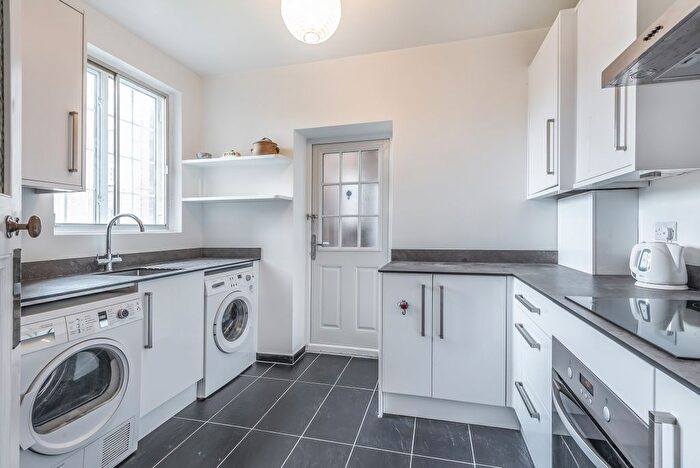 3 Bedroom Flat To Rent In Tudor Way, London, W3