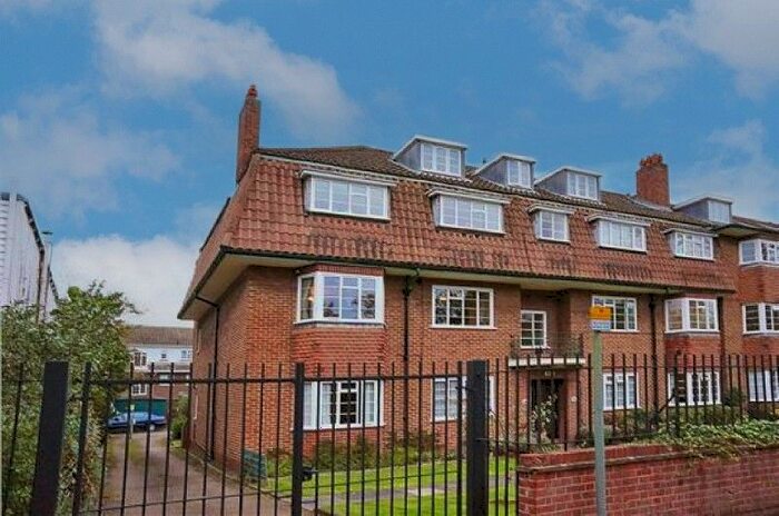 2 Bedroom Flat To Rent In West Street Lane, Carshalton Village, Surrey, SM5