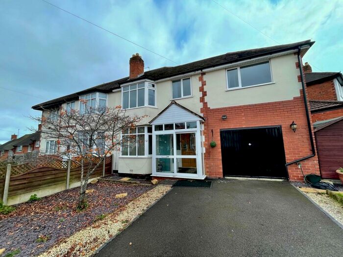 4 Bedroom House To Rent In Bradstock Road, Kings Norton, B30