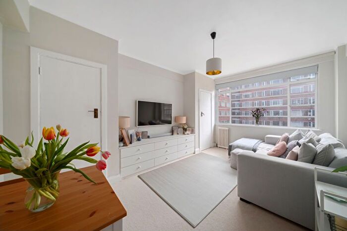 1 Bedroom Flat For Sale In Balham High Road, London, SW17