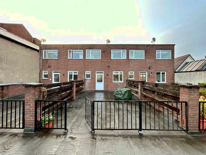 2 Bedroom Maisonette To Rent In West Street, Maidenhead, Berkshire, SL6