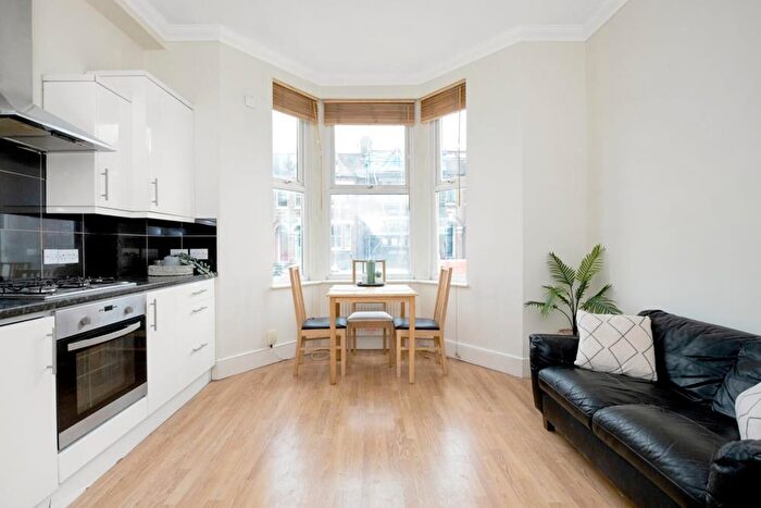 2 Bedroom Apartment For Sale In Gipsy Road, West Norwood, London, SE27