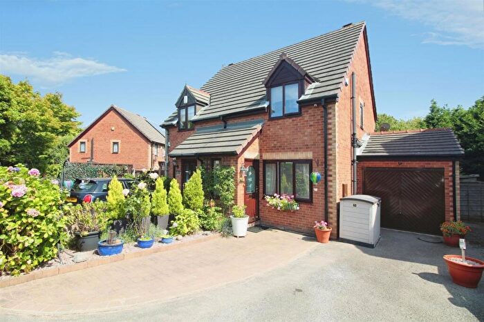 2 Bedroom Semi-Detached House For Sale In Raylands Court, Leeds, LS10