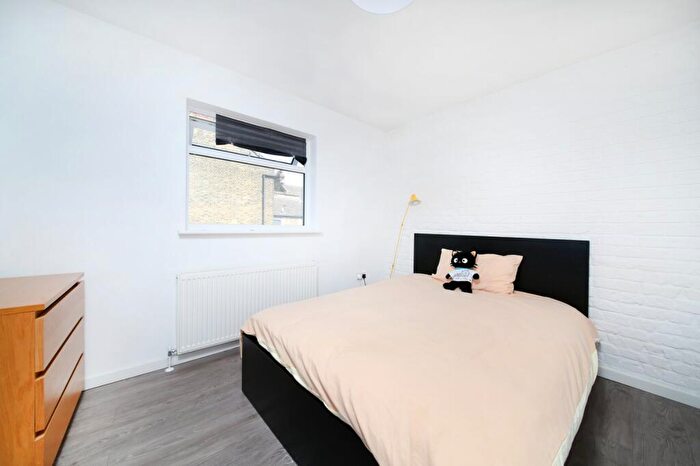 2 Bedroom Flat To Rent In Comyn Road, Clapham Junction, SW11