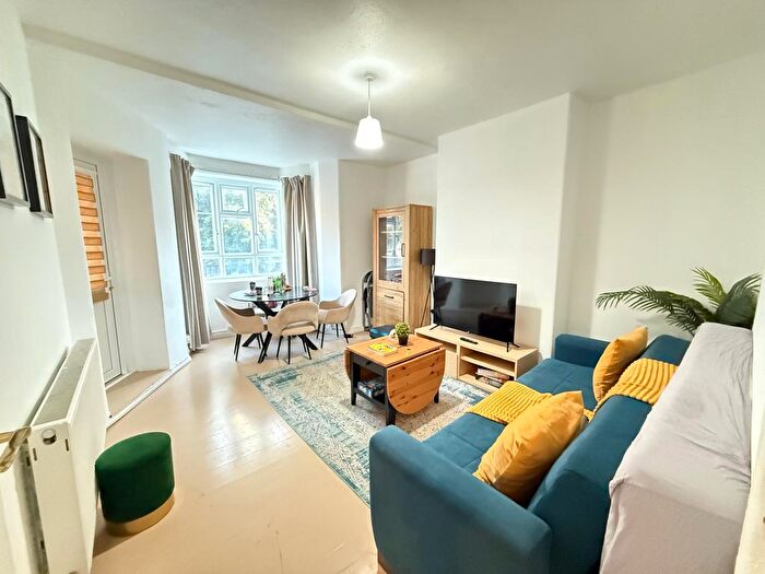 2 Bedroom Flat To Rent In Mackenzie Close, W12