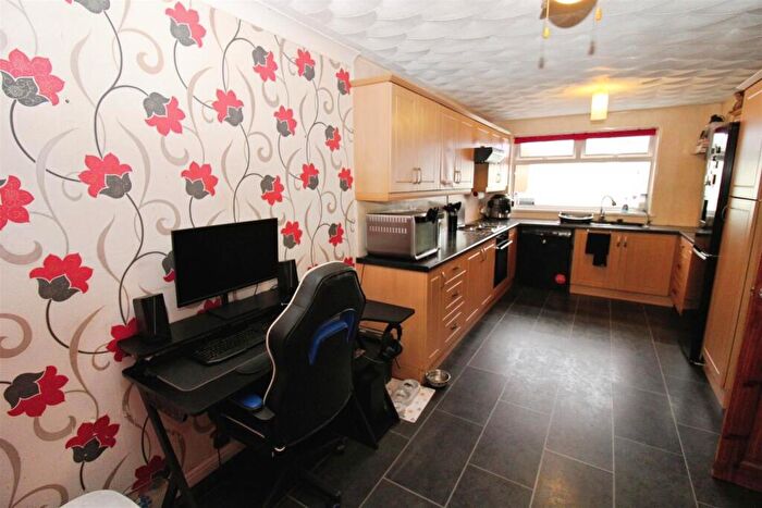 3 Bedroom End Of Terrace House For Sale In Littleham Close, Bransholme, Hull, HU7