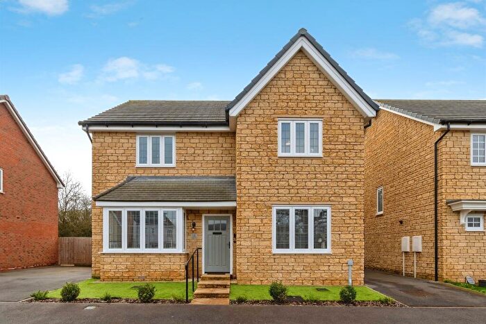 4 Bedroom Detached House For Sale In Assart Way, Chippenham, SN14