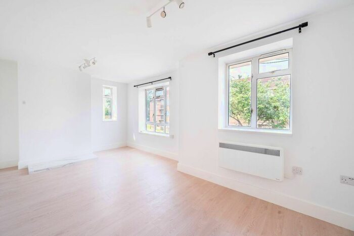 3 Bedroom Flat To Rent In Aubyn Square, Roehampton, London, SW15