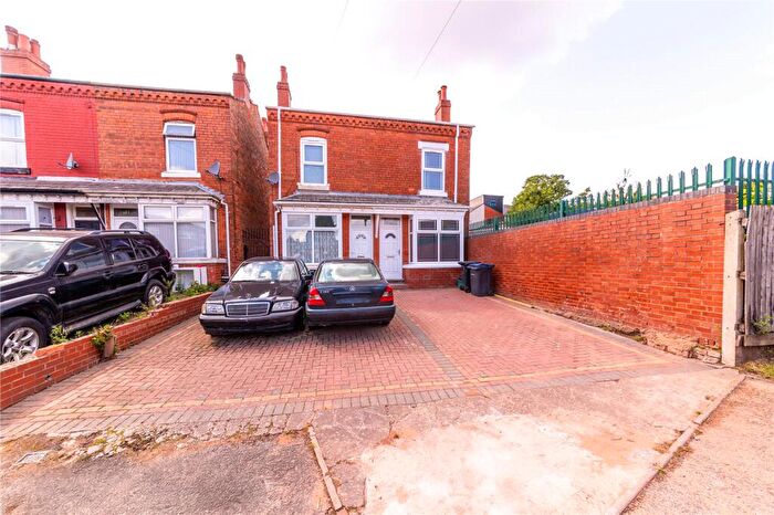 3 Bedroom Semi-Detached House For Sale In Kimberley Avenue, Birmingham, B8