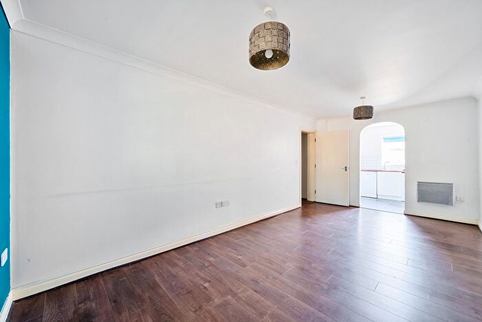 2 Bedroom Flat For Sale In International Way, Sunbury-On-Thames, TW16