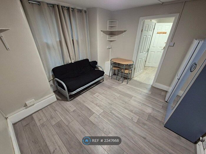 Studio To Rent In Wightman Road, London, N4